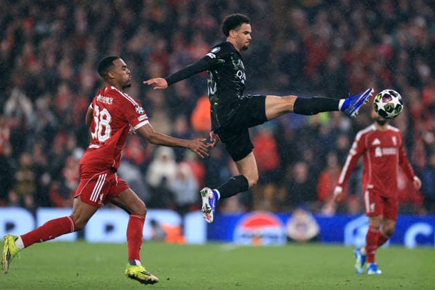 Liverpool gegen Paris Saint Germain 14. April 2026 UEFA Champions League Viertelfinale 2. Spiel Liverpool gegen Paris Saint Germain Warren Zaire Emery von Paris Saint Germain springt, um den Ball zu kontrollieren, beobachtet von Ryan Gravenberch von Liverpool Foto Simon Stacpoole Abseits Liverpool UK  Copyright: xSimonxStacpoolexOffside
