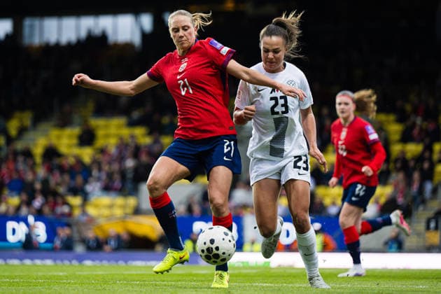 260414 Lisa Naalsund of Norway and Maja Sternad of Slovenia during the FIFA Women s World Cup Qualifier football match between Norway and Slovenia on April 14, 2026 in Lillestrom Photo Marius Simensen BILDBYRAN COP 238 VG0919 bbeng dam fifa world cup qualifiers football fotball landskamp norge norway slovenia slovenien soccer vm kvalik vm kvalifisering kvinner  Copyright: MARIUSxSIMENSEN BB260414BB940