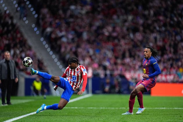April 14, 2026, Madrid, Madrid, Spain: Ademola Lookman of Atletico de Madrid controls the ball during the UEFA Champions League 2025 26 Quarter-Final Second Leg match between Atletico de Madrid and FC Barcelona, Barca at Riyadh Air Metropolitano on April 14, 2026, in Madrid, Spain. Atletico De Madrid V FC Barcelona - UEFA Champions League 2025 26 Quarter-Final Second Leg  - ZUMAa181 20260414_zaa_a181_250 Copyright: xDennisxAgyemanx