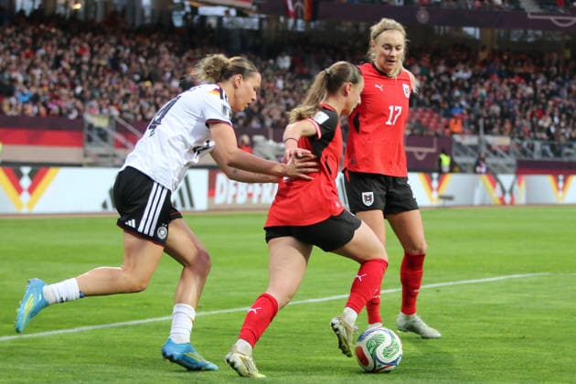 14 04 2026 Soccer Women 2025 2026 World Cup Qualification Europe 3 Matchday Germany Austria Max Morlock Stadium Nuremberg Larissa Mühlhaus Germany, 14, white in a duel with Chiara DÂ Angelo Austria, 2, red Sarah Puntigam Austria, 17, red stands ready as a backup Nuremberg Bavaria Germany