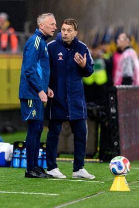 260414 Assistant coach Niklas Egnell and head coach Tony Gustavsson of Sweden during the FIFA Women s World Cup Qualifier football match between Sweden and Denmark on April 14, 2026 in Gothenburg Photo Carl Sandin BILDBYRAN code CS CS0928 fotboll football soccer fotball vm kval kval fifa womens world cup qualifier qualifier sverige sweden danmark denmark dam bbeng women kvinner  Copyright: CARLxSANDIN BB260414CS072