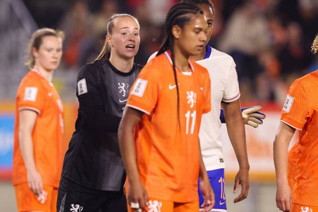 2026-04-14 Netherlands v France - UEFA Women s European Qualifiers - League Phase - Matchday 3 BREDA, NETHERLANDS - APRIL 14: Goalkeeper Daphne van Domselaar of Netherlands coaches her team mates during the UEFA Women s European Qualifiers - League Phase - Matchday 3 match between Netherlands and France at Rat Verlegh Stadion on April 14, 2026 in Breda, Netherlands. Breda Rat Verlegh Stadion Netherlands Content not available for redistribution in The Netherlands directly or indirectly through any third parties. Copyright: xHansxvanxderxValkx