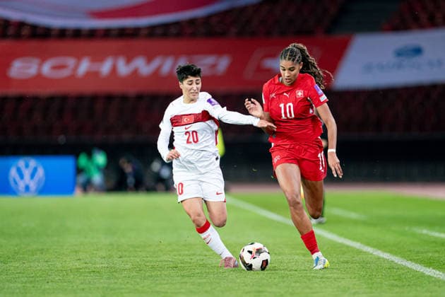 ZURICH, SWITZERLAND - APRIL 14: Sydney Schertenleib (10 Switzerland). right, and Elif Keskin (20 Turkey), left, in action during the UEFA Womens European Qualifiers for 2027 FIFA Womens World Cup match between Switzerland and Turkey at Letzigrund Stadium on April 14, 2026 in Zurich Switzerland. Copyright: xPriscilaxBütlerx xSPPx Sportspressphoto_SPR129494