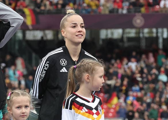 14.04.2026 - Fussball Frauenfussball - Länderspiel - WM-Qualifikationsspiel Qualikfikation Qualifikationsspiel zur Weltmeisterschaft 2027 - Deutschland gg Österreich - Sportfoto Zink DaMa - xdaxmax - Giulia Gwinn (7, Deutschland ) lacht Lachen freut sich Freude vor Spielbeginn *** 14 04 2026 Soccer womens soccer international World Cup qualifier qualifying match qualifying match for the 2027 World Cup Germany gg Austria Sportfoto Zink DaMa xdaxmax Giulia Gwinn 7, Germany laughs laughs laughs joy before the start of the match