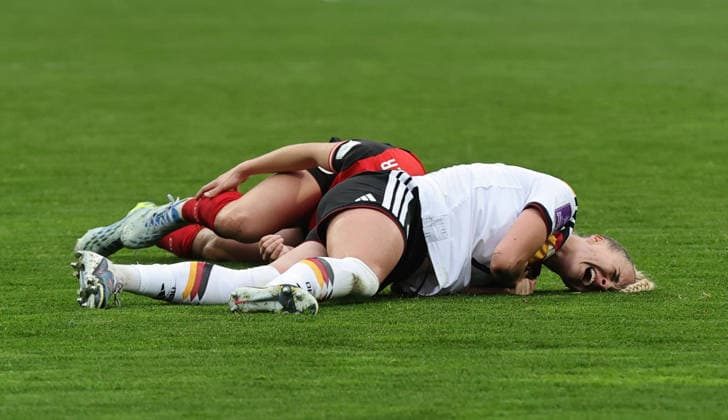 14 04 2026 Soccer womens soccer international World Cup qualifier qualifying match qualifying match for the 2027 World Cup Germany gg Austria Sportfoto Zink DaMa xdaxmax Giulia Gwinn 7, Germany with pain injury injured on the ground after foul by Melanie Brunnthaler 7, Austria