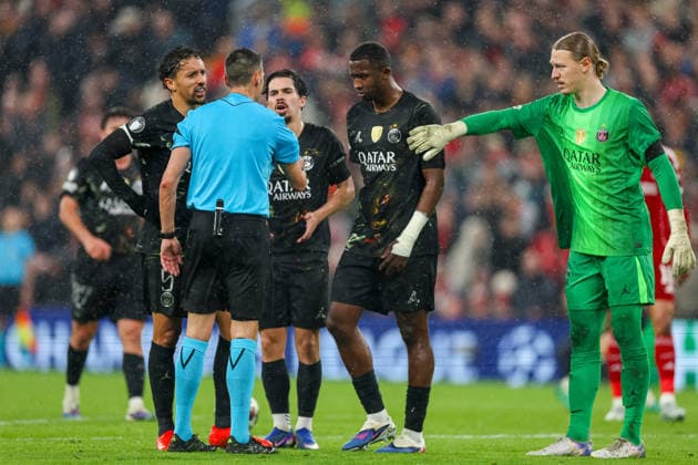 Football - UEFA Champions League - Quarter-Final - 1st Leg - Paris Saint-Germain FC v Liverpool FC PARIS, FRANCE - Wednesday, April 8, 2026: Paris Saint-Germain s (L-R) Marcos Aoas CorrÃªa Marquinhos , Vitor Machado Ferreira Vitinha , Willian Pacho, Matvei Safonov speak to referee Maurizio Mariani over the penalty to Liverpool during the UEFA Champions League Quarter-Final 1st Leg match between Paris Saint-Germain FC and Liverpool FC at the Parc des Princes. (Photo by David Rawcliffe Propaganda) PARIS Parc des Princes ÃŽLE-DE-FRANCE FRANCE  Copyright: xDavidxRawcliffex P2026-04-14-Liverpool_PSG-96