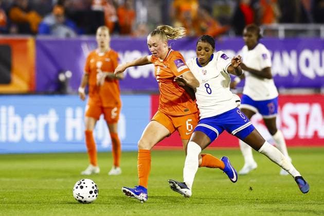 BREDA - (lr) Ella Peddemors of the Netherlands, Grace Geyoro of France during the World Cup qualifying match between the Netherlands (women) and France (women) at Rat Verlegh Stadium in Breda, Netherlands. SEM VAN DER WAL ANP FIFA Women s World Cup 2027 Qualifier 2025-2026 xVIxANPxSportx xxANPxIVx 555806781 originalFilename: 555806781.jpg