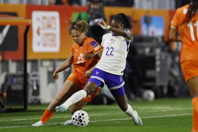 BREDA - (lr) Chasity Grant of the Netherlands, Naomie Feller of France during the World Cup qualifying match between the Netherlands (women) and France (women) at the Rat Verlegh Stadium on April 14, 2026 in Breda, the Netherlands. MAURICE VAN STEEN ANP FIFA Women s World Cup 2027 Qualifier 2025-2026 xVIxANPxSportx xMauricexvanxSteenxIVx 555807393 originalFilename: 555807393.jpg