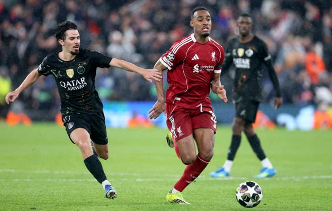 Liverpool FC v Paris Saint-Germain FC - UEFA Champions League 2025 26 Quarter-Final Second Leg Vitinha of Paris Saint-Germain and Ryan Gravenberch of Liverpool challenge during the UEFA Champions League 2025 26 Quarter-Final Second Leg match between Liverpool FC and Paris Saint-Germain FC at Anfield on April 14, 2026 in Liverpool, England. WARNING! This Photograph May Only Be Used For Newspaper And Or Magazine Editorial Purposes. May Not Be Used For Publications Involving 1 player, 1 Club Or 1 Competition Without Written Authorisation From Football DataCo Ltd. For Any Queries, Please Contact Football DataCo Ltd on +44 (0) 207 864 9121 Liverpool Anfield England United Kingdom Copyright: xAllstarxPicturexLibraryxLtdx