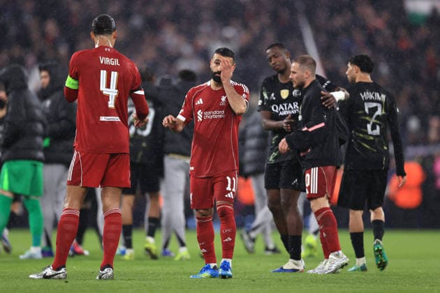 Liverpool gegen Paris Saint Germain 14. April 2026 UEFA Champions League Viertelfinale 2. Spiel Virgil van Dijk und Mohamed Salah von Liverpool reagieren auf die Niederlage nach dem Schlusspfiff Foto Simon Stacpoole Abseits Liverpool UK  Copyright: xSimonxStacpoolexOffside