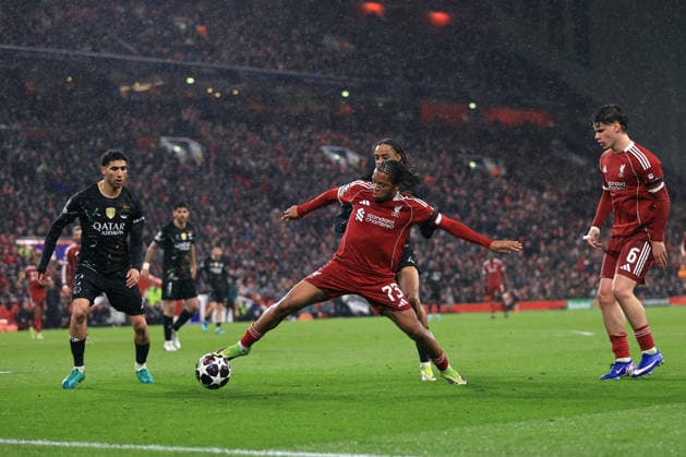 Liverpool gegen Paris Saint Germain 14. April 2026 UEFA Champions League Viertelfinale 2. Spiel Liverpool gegen Paris Saint Germain Rio Ngumoha von Liverpool streckt sich nach dem Ball Foto Simon Stacpoole Abseits Liverpool UK  Copyright: xSimonxStacpoolexOffside