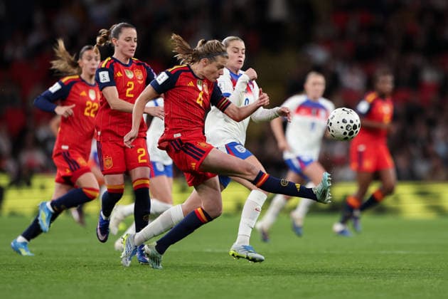 RECORD DATE NOT STATED 14th April 2026; Wembley Stadium, London, England; Womens World Cup Qualifier Football, England versus Spain; Irene Paredes of Spain passes the ball forward HenningxvonxJagow