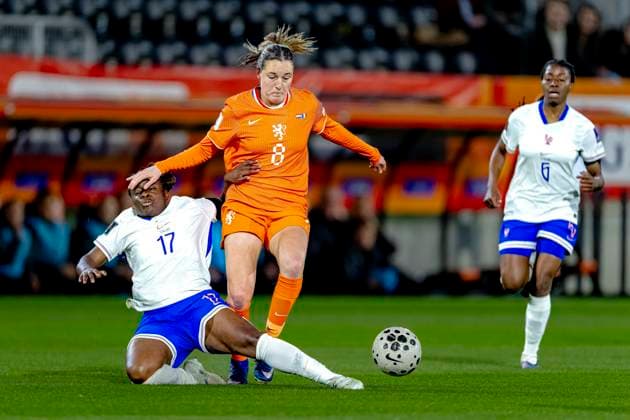 BREDA France player Sandy Baltimore, Netherlands player Wieke Kaptein during the European qualifying match between the Netherlands and France at Rat Verlegh Stadium on April 14 in Breda, the Netherlands Photo by DeFodi Images