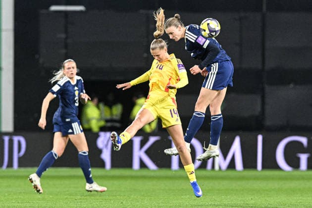 Scotland Women v Belgium Women FIFA Women s World Cup 2027 Qualifier Jenna Clark of Scotland Women and Lore Jacobs of Belgium Women battle in the air for a header during the FIFA Women s World Cup 2027 Qualifier Group H match at Easter Road, Edinburgh 14 04 2026 UK Newspapers OUT Copyright: xJamiexJohnstonx FIL-23286-0171