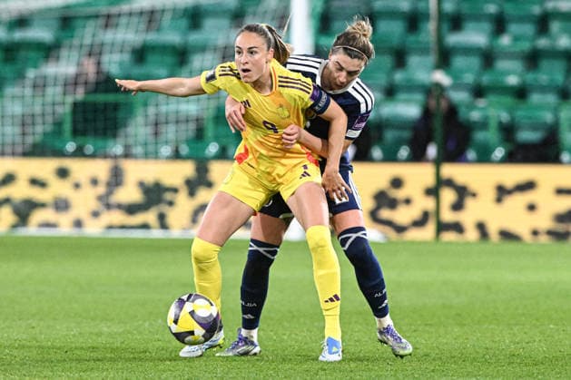 Scotland Women v Belgium Women FIFA Women s World Cup 2027 Qualifier Nicola Docherty of Scotland Women and Tessa Wullaert of Belgium Women battle for the ball during the FIFA Women s World Cup 2027 Qualifier Group H match at Easter Road, Edinburgh 14 04 2026 UK Newspapers OUT Copyright: xJamiexJohnstonx FIL-23286-0184