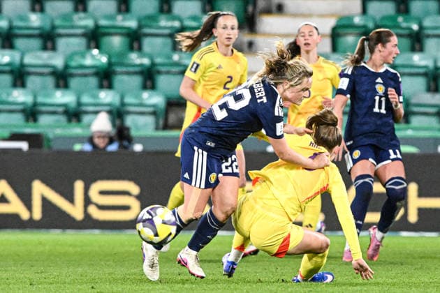 Scotland Women v Belgium Women FIFA Women s World Cup 2027 Qualifier Erin Cuthbert of Scotland Women and Aurelie Reynders of Belgium Women during the FIFA Women s World Cup 2027 Qualifier Group H match at Easter Road, Edinburgh 14 04 2026 UK Newspapers OUT Copyright: xJamiexJohnstonx FIL-23286-0192