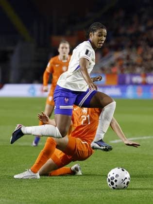 BREDA - (lr) Grace Geyoro of France, Damaris Egurrola of the Netherlands during the World Cup qualifying match between the Netherlands (women) and France (women) at the Rat Verlegh Stadium on April 14, 2026 in Breda, the Netherlands. MAURICE VAN STEEN ANP FIFA Women s World Cup 2027 Qualifier 2025-2026 xVIxANPxSportx xMauricexvanxSteenxIVx 555811837 originalFilename: 555811837.jpg
