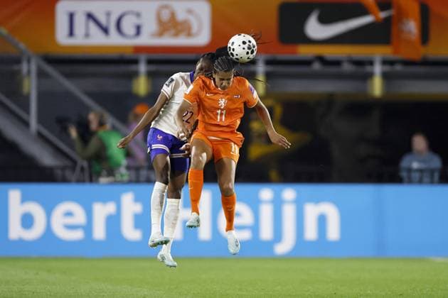 BREDA - (lr) Naomie Feller of France, Esmee Brugts of the Netherlands during the World Cup qualifying match between the Netherlands (women) and France (women) at the Rat Verlegh Stadium on April 14, 2026 in Breda, the Netherlands. MAURICE VAN STEEN ANP FIFA Women s World Cup 2027 Qualifier 2025-2026 xVIxANPxSportx xMauricexvanxSteenxIVx 555811923 originalFilename: 555811923.jpg