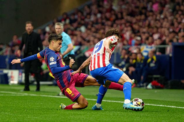 Pedri and Julian Alvarez seen during UEFA Champions League quarterfinal game between teams of Atletico de Madrid and FC Barcelona, Barca (Kazimierz Koper Ball Raw Images) Madrid Estadio Jose Alvalade Spain Copyright: xKazimierzxKoperx kazimierzkoper_atletico_fcbarcelona_2526_8-47