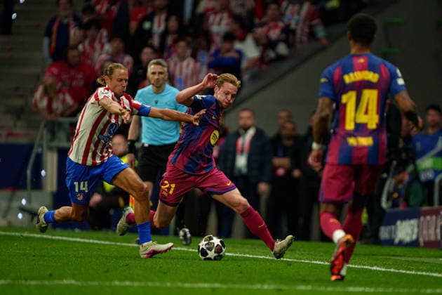 Marcos Llorente and Frenkie De Jong seen during UEFA Champions League quarterfinal game between teams of Atletico de Madrid and FC Barcelona, Barca (Kazimierz Koper Ball Raw Images) Madrid Estadio Jose Alvalade Spain Copyright: xKazimierzxKoperx kazimierzkoper_atletico_fcbarcelona_2526_8-69