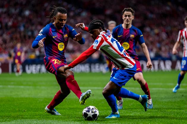 Atletico de Madrid v FC Barcelona, Barca - UEFA Champions League 2025 26 Quarter-Final Second Leg MADRID, SPAIN - APRIL 14: Ademola Lookman of Atletico de Madrid (R) is in action with the ball defended by Jule Kounde of FC Barcelona (L) during the UEFA Champions League 2025 26 Quarter-Final Second Leg match between Atletico de Madrid and FC Barcelona at Estadio Riyadh Air Metropolitano on April 14, 2026 in Madrid, Spain. Madrid Estadio Riyadh Air Metropolitano Madrid Spain Copyright: xAlbertoxGardinx AGardin_20260414_Foot_Champ_Atl_Mad_Bar_34