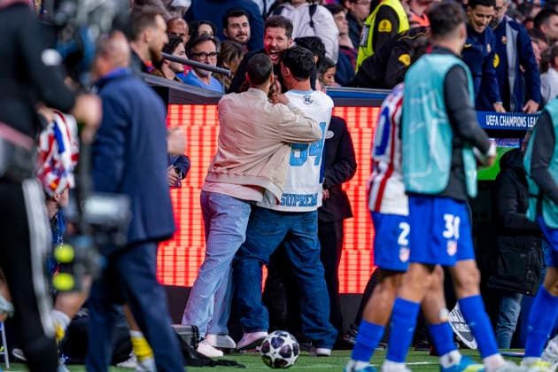 Atletico de Madrid v FC Barcelona, Barca - UEFA Champions League 2025 26 Quarter-Final Second Leg MADRID, SPAIN - APRIL 14: Diego Pablo Simeone, head coach of Atletico de Madrid, celebrates with his players after winning the UEFA Champions League 2025 26 Quarter-Final Second Leg match between Atletico de Madrid and FC Barcelona at Estadio Riyadh Air Metropolitano on April 14, 2026 in Madrid, Spain. Madrid Estadio Riyadh Air Metropolitano Madrid Spain Copyright: xAlbertoxGardinx AGardin_20260414_Foot_Champ_Atl_Mad_Bar_51