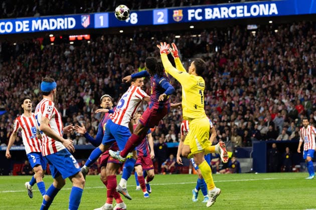 April 14, 2026, Barcelona, Barcelona, Spain: Jules Kounde (L) of FC Barcelona, Barca challenges for the ball with Juan Musso (R) of Juan Musso during the UEFA Champions League Quarter Final second leg match between Atletico de Madrid and FC Barcelona at Riyadh Air Metropolitano on April 14, 2026 in Madrid, Spain. Barcelona Spain - ZUMAs316 20260414_znp_s316_100 Copyright: xMartixSeguraxRamonedax
