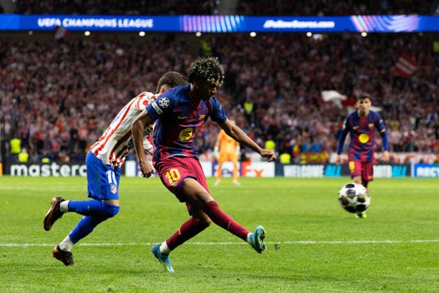 April 14, 2026, Barcelona, Barcelona, Spain: Alex Baena (L) of Atletico de Madrid challenges for the ball with Lamine Yamal (R) of FC Barcelona, Barca during the UEFA Champions League Quarter Final second leg match between Atletico de Madrid and FC Barcelona at Riyadh Air Metropolitano on April 14, 2026 in Madrid, Spain. Atletico De Madrid Vs FC Barcelona - UEFA Champions League Quarter Final  - ZUMAs316 20260414_znp_s316_091 Copyright: xMartixSeguraxRamonedax