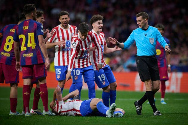 Atletico de Madrid v FC Barcelona, Barca - UEFA Champions League 2025 2026 - Quarter-final, 2nd leg Atletico de Madrid s and FC Barcelona™s players protest to referee Clement Turpin during Champions League 2025 2026, quarter-final, 2nd leg, April 14 ,2026. (ALTERPHOTOS Ropero) MadridSpain  Copyright: xRoperox