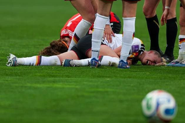 Giulia Gwinn 7 Germany lies on the floor in pain after landing on her shoulder after a foul, Germany vs. Austria, DFB, Football, Women, Womens World Cup Qualification, Group stage, Group D, Matchday 3 of 6, Season 2025 26, 14 04 2026 Nuernberg Bayern Germany Copyright: xkolbert-press MartinxAgüerax