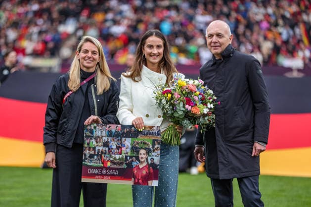 GER, Nürnberg, Deutschland vs Österreich, Länderspiel, Fussball, FIFA, Spielzeit 2026 2027, WM-Qualifikation, Max-Morlock-Stadion, 3. Spieltag im Bild: Sara Däbritz wird von Bernd Neuendorf (DFB Präsident) und Nia Künzer (Sportdirektorin Frauen Fußball DFB) verabschiedet, Ehrung nach Rücktritt aus der Nationalmannschaft DFB DFL REGULATIONS PROHIBIT ANY USE OF PHOTOGRAPHS AS IMAGE SEQUENCES AND OR QUASI-VIDEO, 14.04.2026 *** GER, Nuremberg, Germany vs Austria, International match, Football, FIFA, 2026 2027 season, World Cup Qualification, Max Morlock Stadium, Matchday 3 in picture Sara Däbritz is bid farewell by Bernd Neuendorf DFB President and Nia Künzer Sports Director Womens Football DFB, Honoring after retirement from the national team DFB DFL REGULATIONS PROHIBIT ANY USE OF PHOTOGRAPHS AS IMAGE SEQUENCES AND OR QUASI VIDEO, 14 04 2026 Copyright: HMBxMedia HendrikxHamelau