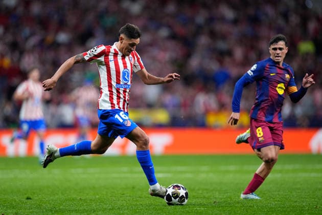 April 14, 2026, Madrid, Madrid, Spain: Nahuel Molina of Atletico de Madrid runs with the ball during the UEFA Champions League 2025 26 Quarter-Final Second Leg match between Atletico de Madrid and FC Barcelona, Barca at Riyadh Air Metropolitano on April 14, 2026, in Madrid, Spain. Atletico De Madrid V FC Barcelona - UEFA Champions League 2025 26 Quarter-Final Second Leg  - ZUMAa181 20260414_zaa_a181_397 Copyright: xDennisxAgyemanx