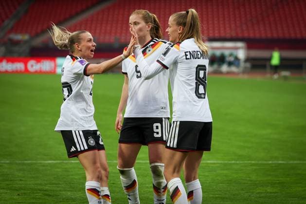 Elisa Senss 20 Germany , left, Sjoeke Nuesken 9 Germany , center, congratulate Vivien Endemann 8 Germany on her goal for 2 0, Germany vs Austria, DFB, Football, Women, Womens World Cup Qualification, Group Stage, Group D, Matchday 3 of 6, Season 2025 26, 14 04 2026 Nuremberg Bavaria Germany Copyright: xkolbert-press MartinxAgüerax