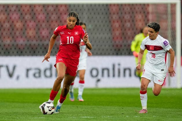 Sydney Schertenleib 10 (Switzerland) and Basak Icinozbebek 18 (Turkiye) during Women s Qualifiers - Switzerland vs Turkey , FIFA World Cup, WM, Weltmeisterschaft, Fussball match in Zurich, Switzerland, April 14 2026  Copyright: xScottxColeman IPAxSportx xipa-agency.netx xx IPA_73966855 IPA_Agency_IPA73966855