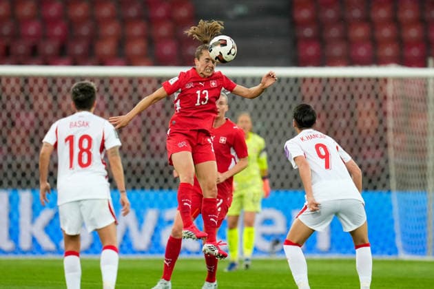 Lia Waelti 13 (Switzerland) heads the ball during Women s Qualifiers - Switzerland vs Turkey , FIFA World Cup, WM, Weltmeisterschaft, Fussball match in Zurich, Switzerland, April 14 2026  Copyright: xScottxColeman IPAxSportx xipa-agency.netx xx IPA_73966860 IPA_Agency_IPA73966860