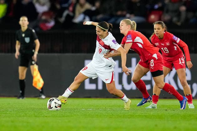 Busem Seker 19 (Turkiye) against Nadine Riesen 8 (Switzerland) as Iman Beney 19 (Switzerland) looks on during Women s Qualifiers - Switzerland vs Turkey , FIFA World Cup, WM, Weltmeisterschaft, Fussball match in Zurich, Switzerland, April 14 2026  Copyright: xScottxColeman IPAxSportx xipa-agency.netx xx IPA_73966872 IPA_Agency_IPA73966872