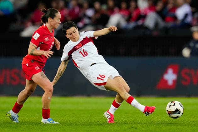 Geraldine Reuteler 6 (Switzerland) works against Cansu Kaya 16 (Turkiye) during Women s Qualifiers - Switzerland vs Turkey , FIFA World Cup, WM, Weltmeisterschaft, Fussball match in Zurich, Switzerland, April 14 2026  Copyright: xScottxColeman IPAxSportx xipa-agency.netx xx IPA_73966882 IPA_Agency_IPA73966882
