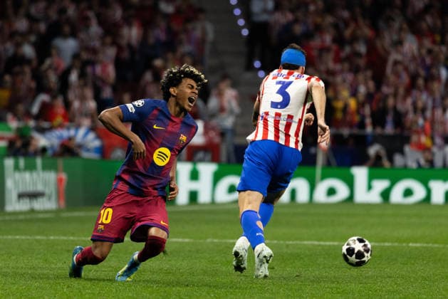 April 14, 2026, Barcelona, Barcelona, Spain: Matteo Ruggeri (R) of Atletico de Madrid challenges for the ball with Lamine Yamal (L) of FC Barcelona, Barca during the UEFA Champions League Quarter Final second leg match between Atletico de Madrid and FC Barcelona at Riyadh Air Metropolitano on April 14, 2026 in Madrid, Spain. Barcelona Spain - ZUMAs316 20260414_znp_s316_076 Copyright: xMartixSeguraxRamonedax