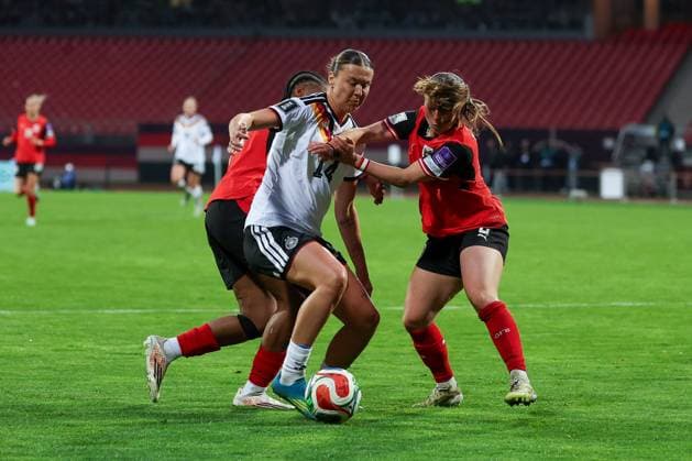 Larissa Muehlhaus 14 Germany in duel with two Austrian players, Germany vs. Austria, DFB, Football, Women, Womens World Cup Qualification, Group stage, Group D, Matchday 3 of 6, Season 2025 26, 14 04 2026 Nuremberg Bavaria Germany Copyright: xkolbert-press MartinxAgüerax