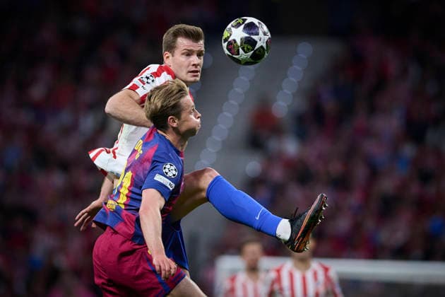 Atletico de Madrid v FC Barcelona, Barca - UEFA Champions League 2025 2026 - Quarter-final, 2nd leg Atletico de Madrid s Alexander Sorloth (b) and FC Barcelona™s Frenkie De Jong during Champions League 2025 2026, quarter-final, 2nd leg, April 14 ,2026. (ALTERPHOTOS Ropero) MadridSpain  Copyright: xRoperox