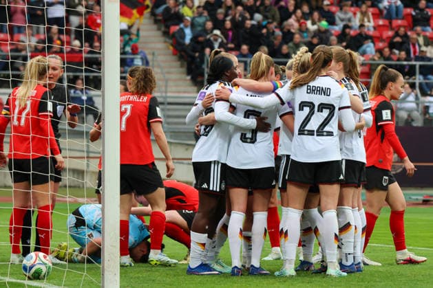 Nuremberg, Germany 14 April 2026 World Cup qualifier Germany vs. Austria In the picture from left the third scorer Nicole Anyomi Germany scores the goal to 1 0 for Germany and cheers with her teammates Copyright: HMBxMedia MadeleinexFantini
