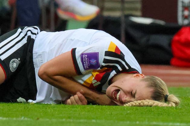 Nuremberg, Germany 14 April 2026 World Cup qualifier Germany vs Austria In the picture Giulia Gwinn Germany with strong facial expressions injured on the pitch Copyright: HMBxMedia MadeleinexFantini