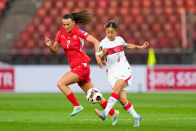 CALCIO - FIFA Mondiali - Women s Qualifiers - Switzerland vs Turkey Riola Xhemaili 7 (Switzerland) and Selen Altunkulak 6 (Turkiye) during Women s Qualifiers - Switzerland vs Turkey , FIFA World Cup, WM, Weltmeisterschaft, Fussball match in Zurich, Switzerland, April 14 2026 Zurich Switzerland  Copyright: xIPAxSport ABACAx