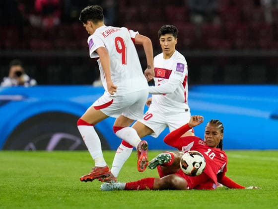 CALCIO - FIFA Mondiali - Women s Qualifiers - Switzerland vs Turkey Aurelie Csillag 16 (Switzerland) makes a tackle as Elif Keskin 20 (Turkiye) looks on during Women s Qualifiers - Switzerland vs Turkey , FIFA World Cup, WM, Weltmeisterschaft, Fussball match in Zurich, Switzerland, April 14 2026 Zurich Switzerland  Copyright: xIPAxSport ABACAx