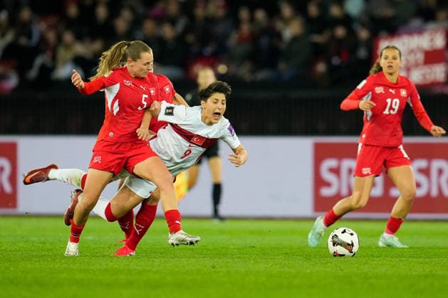 CALCIO - FIFA Mondiali - Women s Qualifiers - Switzerland vs Turkey Noelle Maritz 5 (Switzerland) against Kader Hancar 9 (Turkiye) during Women s Qualifiers - Switzerland vs Turkey , FIFA World Cup, WM, Weltmeisterschaft, Fussball match in Zurich, Switzerland, April 14 2026 Zurich Switzerland  Copyright: xIPAxSport ABACAx