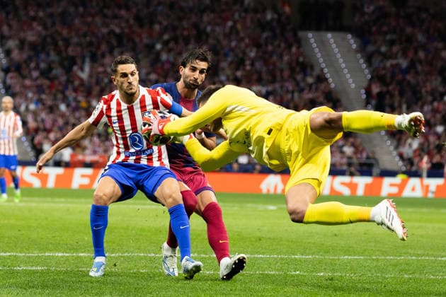 April 14, 2026, Barcelona, Barcelona, Spain: Ferran Torres (R) of FC Barcelona, Barca challenges for the ball with Koke (L) Juan Musso (C) of Atletico de Madrid during the UEFA Champions League Quarter Final second leg match between Atletico de Madrid and FC Barcelona at Riyadh Air Metropolitano on April 14, 2026 in Madrid, Spain. Atletico De Madrid Vs FC Barcelona - UEFA Champions League Quarter Final  - ZUMAs316 20260414_znp_s316_037 Copyright: xMartixSeguraxRamonedax