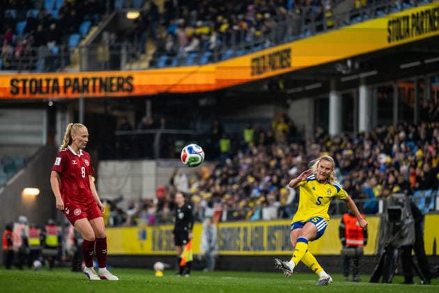 260414 Sofie Bredgaard of Denmark and Amanda NildÃ n of Sweden during the FIFA Women s World Cup Qualifier football match between Sweden and Denmark on April 14, 2026 in Gothenburg Photo Mathias Bergeld BILDBYRAN code MB CS0928 fotboll football soccer fotball vm kval kval fifa womens world cup qualifier qualifier sverige sweden danmark denmark dam bbeng women kvinner  Copyright: MATHIASxBERGELD BB260414MB083