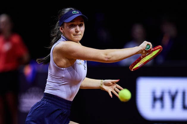 April 14, 2026, Stuttgart, Baden-Wuerttemberg, Germany: Eva Lys of Germany returns with backhand to Paula Badosa of Spain during the 49. Porsche Tennis Grand Prix, Stuttgart - WTA500, 14.4.2026 in Stuttgart, Germany Tennis 2026: Porsche Tennis Grand Prix: LYS 2:6 7:5 6:4 BADOSA  - ZUMAs343 20260414_zsp_s343_177 Copyright: xMathiasxSchulzx
