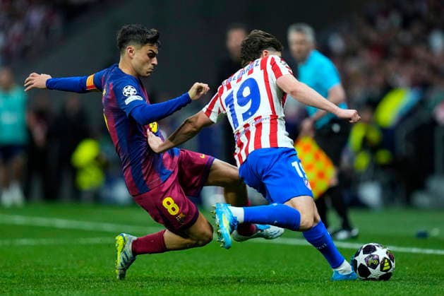 ESP: Atletico de Madrid - FC Barcelona, Barca UEFA Champions League. Quarter-Finals, second leg. Julian Alvarez of Atletico de Madrid and Pedri of FC Barcelona during the UEFA Champions League match, Quarter-Finals, second leg, between Atletico de Madrid and FC Barcelona played at Riyadh Metropolitano Stadium on April 14, 2026 in Madrid. kpng Copyright: xCesarxCebollax xPRESSINPHOTOx PS_260416_BAR_ATM_2526_113