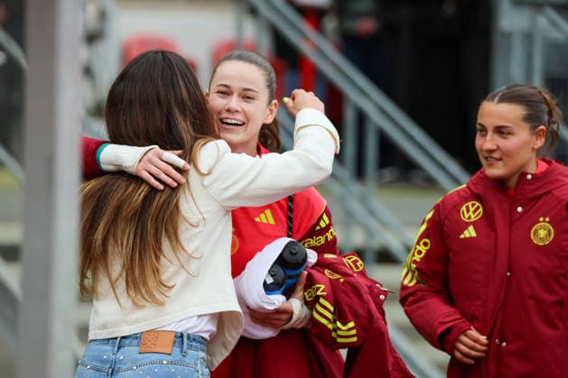 Nuremberg, Germany 14 April 2026 World Cup qualifier Germany vs. Austria In the picture from left former national player Sara Däbritz Saebritz, who is bidding farewell before todays international match, hugs goalkeeper Stina Johannes Germany , next to Carlotta Wamser Germany Copyright: HMBxMedia MadeleinexFantini